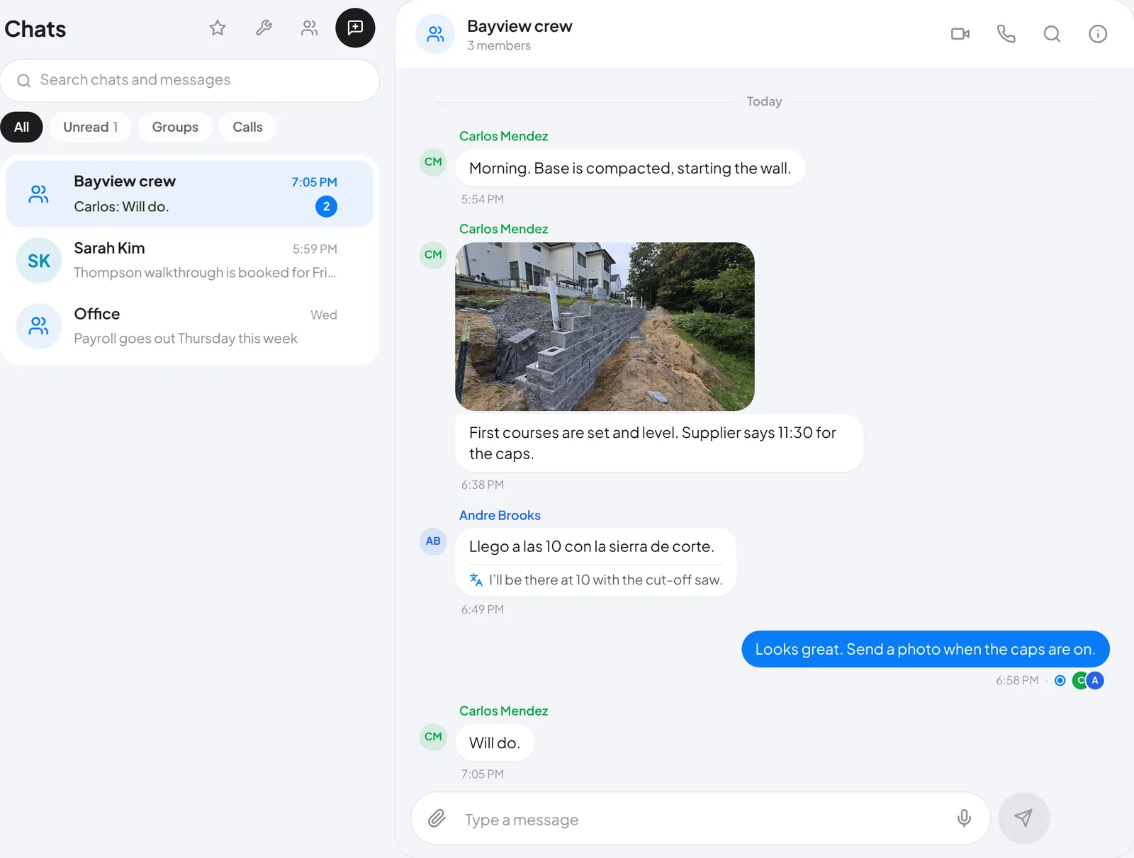 Messages: a crew chat with a photo from the site, a message translated from Spanish, and read receipts.